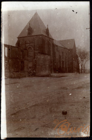 Historische Kirche mit markanten architektonischen Details in einer ruhigen Straßenansicht