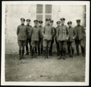 Gruppierung von Soldaten in Uniform vor einem historischen Gebäude während des Ersten Weltkriegs