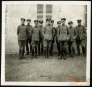Gruppierung von Soldaten in Uniform vor einem historischen Gebäude während des Ersten Weltkriegs