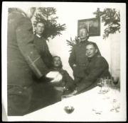 Versammlung von Heeressoldaten in einem festlich dekorierten Raum während der Weihnachtszeit
