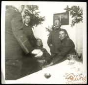 Versammlung von Heeressoldaten in einem festlich dekorierten Raum während der Weihnachtszeit