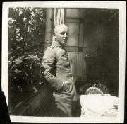 Ein Soldat der Heer steht an einem Fenster und posiert im Freien während der Zwischenkriegszeit in Deutschland
