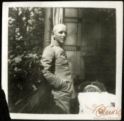 Ein Soldat der Heer steht an einem Fenster und posiert im Freien während der Zwischenkriegszeit in Deutschland
