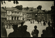 Soldatenformation auf dem Marktplatz während eines militärischen Einsatzes in einer europäischen Stadt