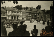 Soldatenformation auf dem Marktplatz während eines militärischen Einsatzes in einer europäischen Stadt