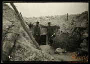 Soldaten stehen vor einem Eingangsbereich in einem Schützengraben während des Ersten Weltkriegs