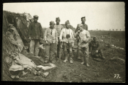 Soldaten der Heer in historischer Uniform stehen zusammen an einem Stützpunkt während eines militärischen Einsatzes im Freien