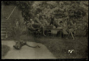 Soldaten der Heer entspannen in der Natur bei einem Treffen auf einer Wiese