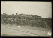 Gemälde eines ländlichen Gebiets mit Weinbergen und einer Kirche in der Ferne