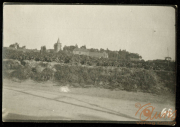 Gemälde eines ländlichen Gebiets mit Weinbergen und einer Kirche in der Ferne