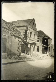 Zerstörte Gebäude in einem stark beschädigten Stadtteil nach militärischen Auseinandersetzungen
