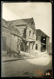 Zerstörte Gebäude in einem stark beschädigten Stadtteil nach militärischen Auseinandersetzungen