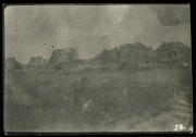 Zerstörte Gebäude in einer verwüsteten Landschaft nach dem Krieg