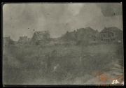 Zerstörte Gebäude in einer verwüsteten Landschaft nach dem Krieg