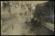 Historische Aufnahme einer Heerstraße mit Personen und Gebäuden aus der vergangenen Zeit
