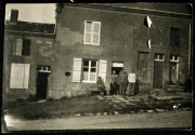 Soldaten posieren vor einem historischen Haus in einem ländlichen Gebiet während des Ersten Weltkriegs