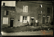 Soldaten posieren vor einem historischen Haus in einem ländlichen Gebiet während des Ersten Weltkriegs