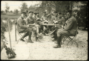Treffen von Offizieren der Heer im Freien mit Getränken an einem Tisch in der Natur