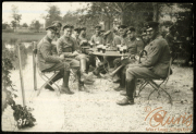 Treffen von Offizieren der Heer im Freien mit Getränken an einem Tisch in der Natur