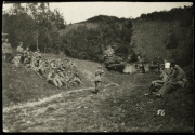 Soldaten der Heer beim Ausruhen in der Natur während des Ersten Weltkriegs in einer Waldlandschaft