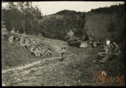 Soldaten der Heer beim Ausruhen in der Natur während des Ersten Weltkriegs in einer Waldlandschaft