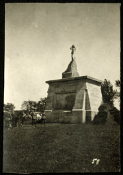 Hermann der Cherusker steht auf einem Denkmal in einem parkähnlichen Bereich