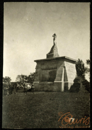 Hermann der Cherusker steht auf einem Denkmal in einem parkähnlichen Bereich
