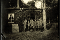Soldaten der Heer stehen vor einer Hütte in bewaldeter Umgebung während des Ersten Weltkriegs