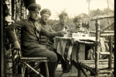 Offiziere der Heer in informellem Treffen auf einer Terrasse in der Natur während des Ersten Weltkriegs