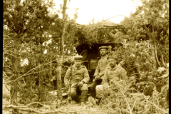 Soldaten im dichten Wald während des Ersten Weltkriegs