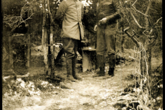 Zwei Soldaten stehen in einer Schützengrabenlandschaft während des Ersten Weltkriegs in Europa