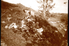 Soldaten der Heer entspannen sich auf einem Hügel während des Tages im Freien in einer ländlichen Umgebung