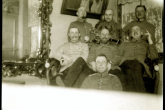 Historisches Bild einer Gruppe von Soldaten in Uniform in einem eleganten Raum