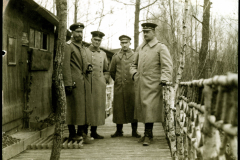 Gruppenfoto von vier Offizieren der Heer in militärischer Bekleidung auf einer Holzbrücke in der Natur