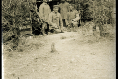 Soldaten der Heer in einer Waldlandschaft während des Ersten Weltkriegs