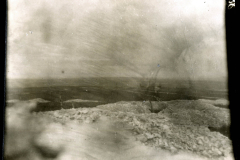 Blick auf die verschneite Landschaft vor dem Heer im Winter mit verminderter Sicht