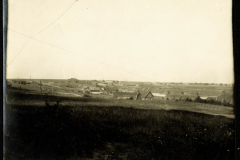 Heer über eine weite Landschaft mit Hügeln und Gebäuden zu einem unbestimmten Zeitpunkt