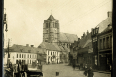 Wirtschaftliches Leben in einer Stadt mit einer markanten Kirche im Hintergrund