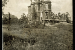 Ruine eines historischen Gebäudes in der Natur während des späten 19. Jahrhunderts
