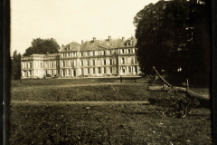 Historisches Herrenhaus in einem Landschaftspark im frühen 20. Jahrhundert