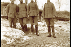 Soldaten der Heer in Uniform stehen im Schnee während des Ersten Weltkriegs in einem Waldgebiet