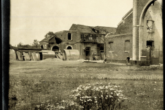 Zerstörte Gebäude und verwilderte Landschaft nach einem Konflikt in Deutschland