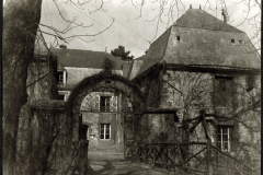 Ein historisches Gebäude mit Alleen und Eisentor in ruhiger Umgebung