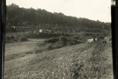 Landschaft mit Hügeln und Gebäuden in der Natur während des Tages