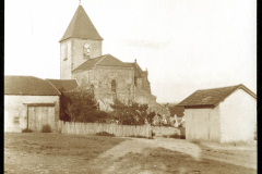 Historisches Dorf mit Kirche und ländlicher Architektur in der Abenddämmerung