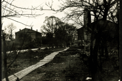 Landschaft mit Weg und Gebäuden im Jahre 1900 während der Ruhezeit des Heeres