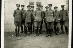 Gruppierung von Soldaten in Uniform vor einem historischen Gebäude während des Ersten Weltkriegs