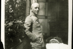 Ein Soldat der Heer steht an einem Fenster und posiert im Freien während der Zwischenkriegszeit in Deutschland
