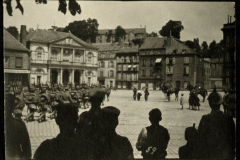 Soldatenformation auf dem Marktplatz während eines militärischen Einsatzes in einer europäischen Stadt