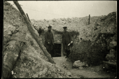 Soldaten stehen vor einem Eingangsbereich in einem Schützengraben während des Ersten Weltkriegs
